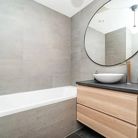 Apartment Spacious With Free Parking
