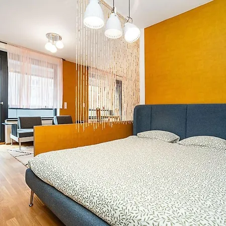 Spacious With Free Parking Apartament