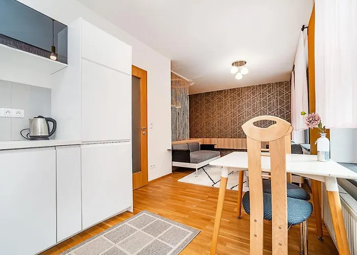 Spacious With Free Parking *