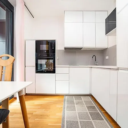 Spacious With Free Parking Apartman
