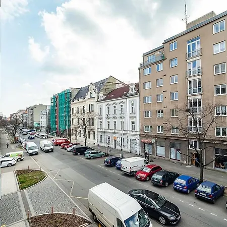 Spacious With Free Parking Apartman