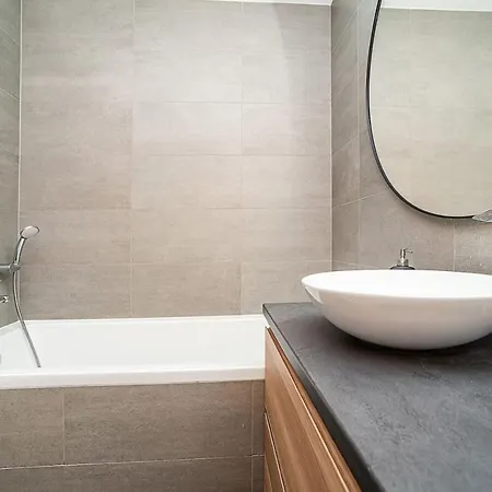 Spacious With Free Parking Apartment Prag