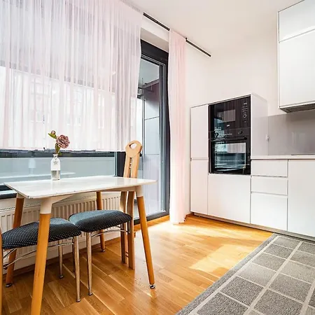 Spacious With Free Parking Apartment Prag